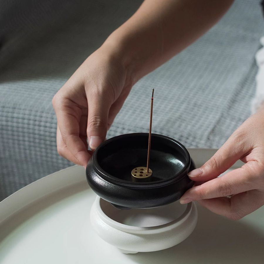 Handcrafted Zen Three-Legged Incense Burner - Black & White | Joy Flow My Store